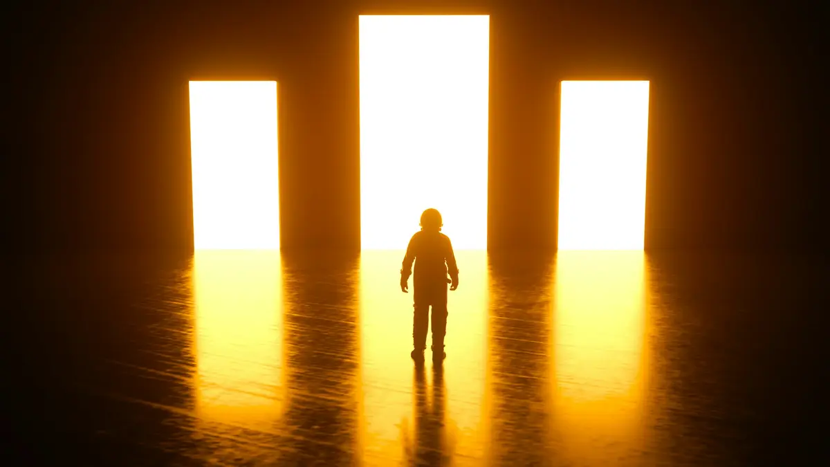Figura de pie ante tres puertas iluminadas, metáfora de las tres opciones para hacer tu web: agencia, freelance o estudio
